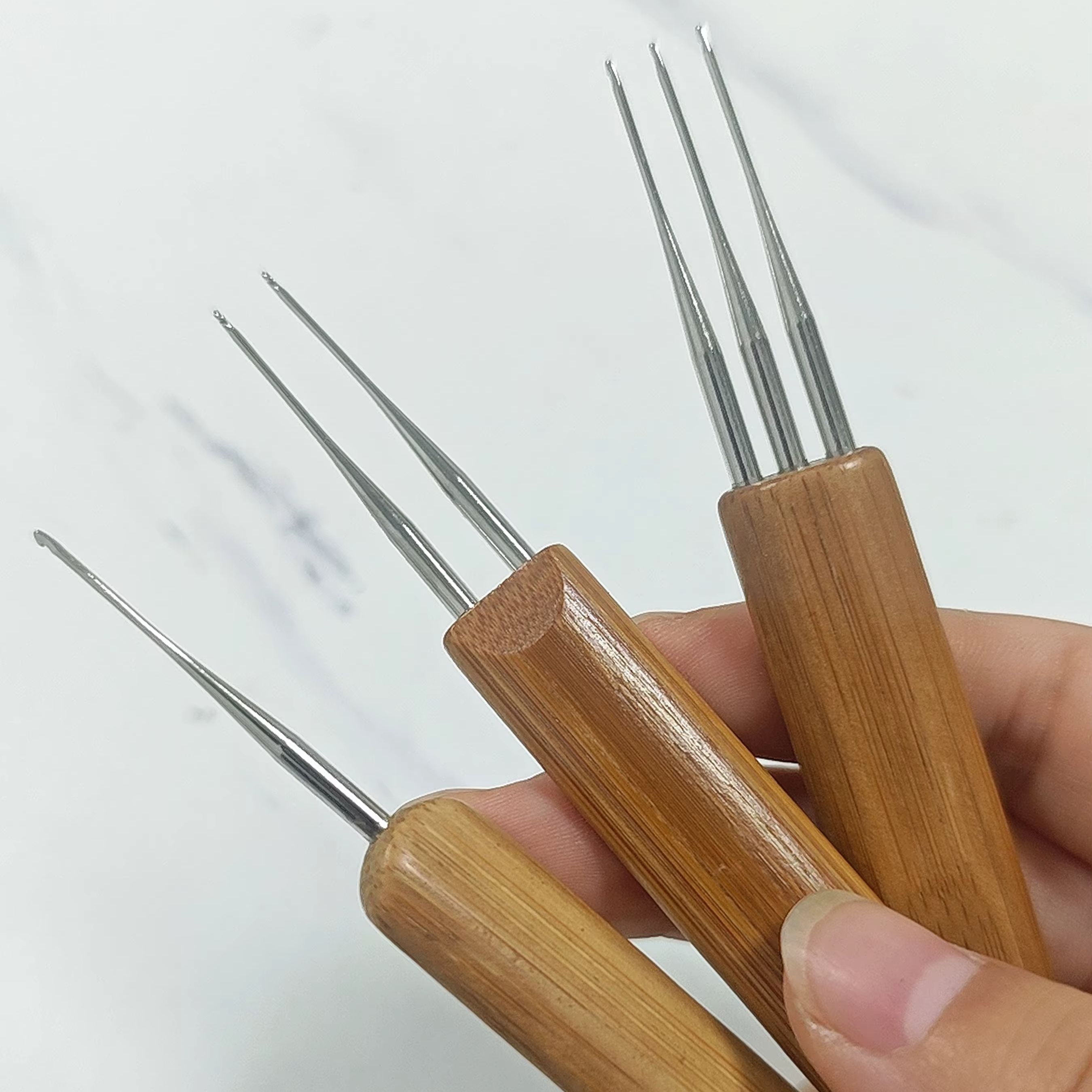 Wooden Crochet Hooks Ergonomic Handle - 人間工学に基づいた竹製ハンドル付きかぎ針 DIYクラフト縫製ツール 家庭菜園用編み針